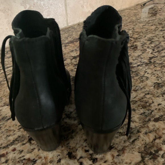 Vince Camuto Fringe Harllin Size 6 - Picture 6 of 9